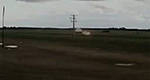 Alberta : leur camion frappé par la foudre sur l'autoroute (vidéo)