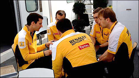 F1 Renault engineers