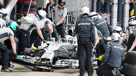 F1 Mercedes AMG pitstop Lewis Hamilton