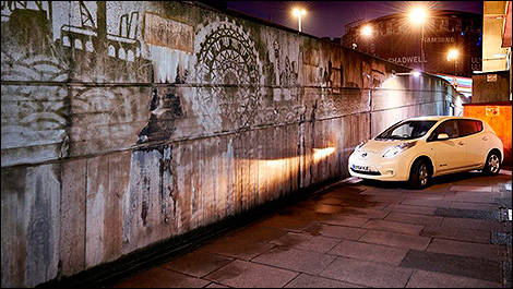 Une Nissan LEAF pour créer des graffitis inversés!
