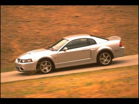 Quant à la sportive Mustang, c'est la version SVT Cobra qui a droit à quelques modifications. Son moteur V8 de 4.6L à double arbre à cames en tête est maintenant accompagné d'un compresseur qui fait monter sa puissance à 390 chevaux.