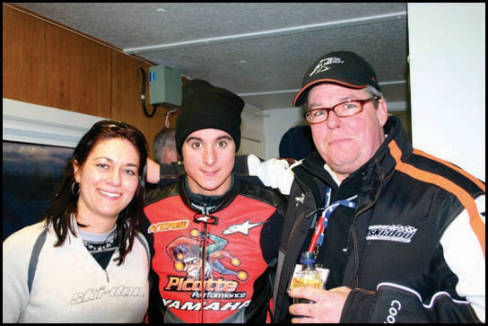 Linsay Roberge, directrice des communications du Grand Prix Ski-Doo de Valcourt, avec le jeune Andrew Ranger et le président de l'événement, monsieur Denis Leclerc. (Photo: Dany Flageole)