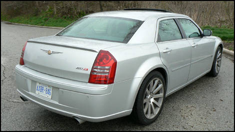 2007 Chrysler 300C SRT8 Road Test Editor's Review | Car News | Auto123