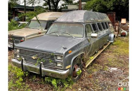 Le Chevrolet Suburban 1987, trois quarts avant