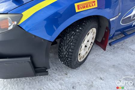 J’ai eu des cours de conduite en voiture de rallye et j’ai vite appris à apprécier la version cloutée des Pirelli Ice Zero sur l’anneau glacé de la piste d’ICAR.