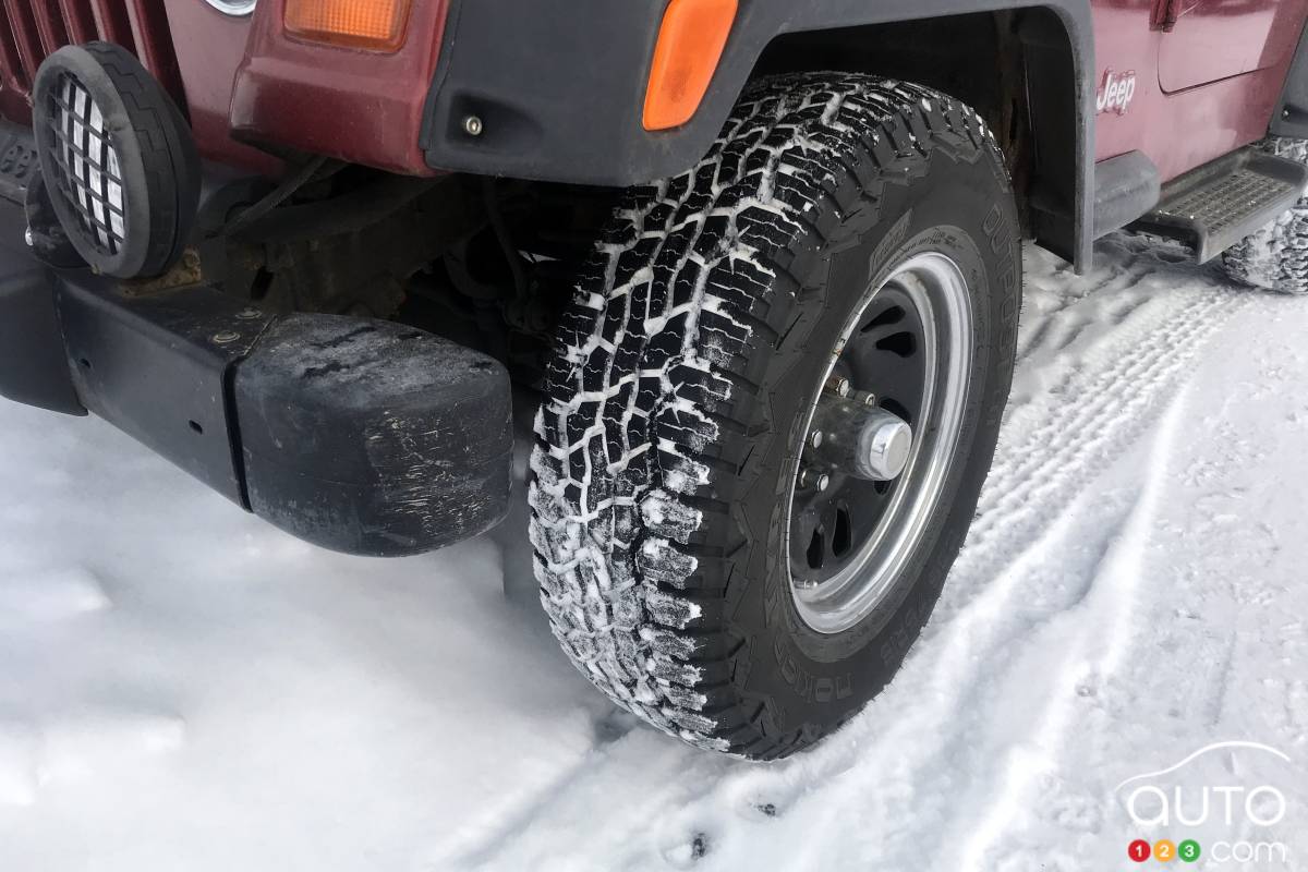 Nokian a lancé une ligne de pneus homologués pour camionnettes et VUS, l’Outpost vu ici à l’essai sur un Jeep.