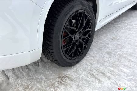 J’ai rapidement conduit une Alfa Romeo Stelvio chaussée de pneus Pirelli WeatherActive mais que sur une courte distance. Toutefois, elle était glacée et j’ai rapidement apprécié l’adhérence de ces pneus sur la surface congelée