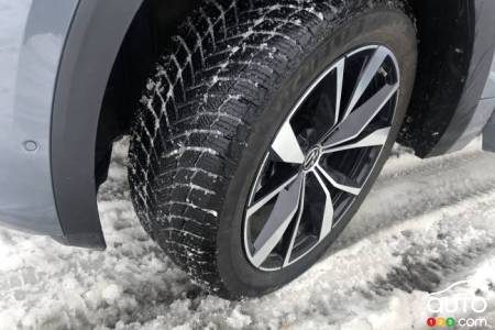 إطار الثلج Michelin X-Ice على سيارة SUV صغيرة من فولكس واجن.