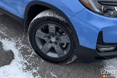 Honda avait équipé sa camionnette Ridgeline d’essai de pneus Michelin X-Ice Snow pour la saison froide.