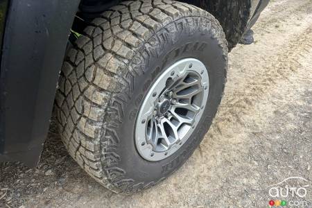 Malgré le fait qu’ils soient « homologués », ces pneus tout-terrain Wrangler Territory peuvent être quand même glissants en hiver. Ils sont aussi relativement bruyants…