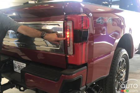 F-250 taillights can play important roles, like this one, which indicates the balance of the load in the body.