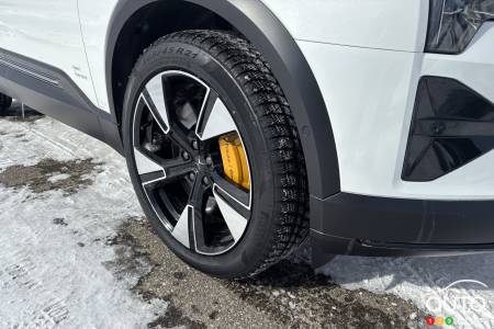 Cette Polestar toute électrique se fiait à des pneus Pirelli Winter pour ses déplacements sur les aires d’essai d’ICAR à Mirabel.