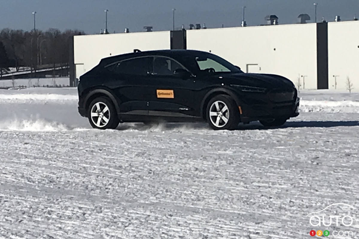 Le Ford Mustang Mach-E chaussé de pneus Continental UltimateContact Winter