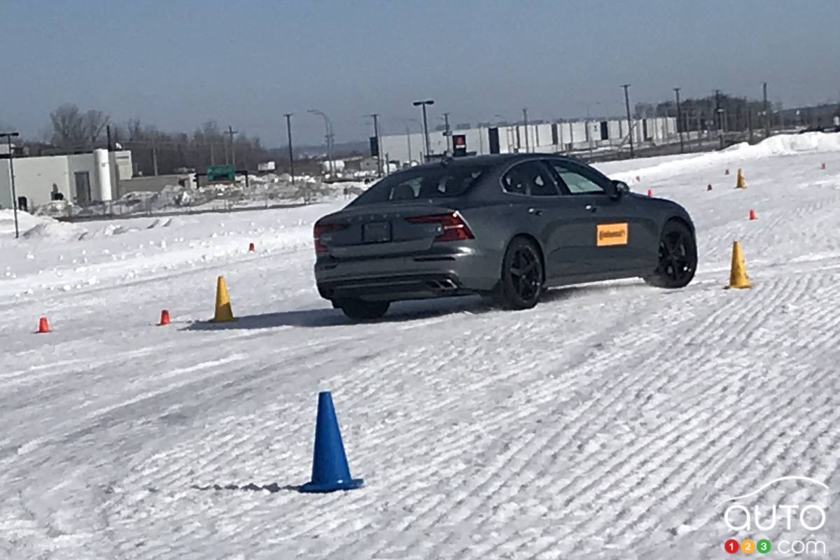 La Volvo S60 chaussée de pneus Continental UltimateContact Winter