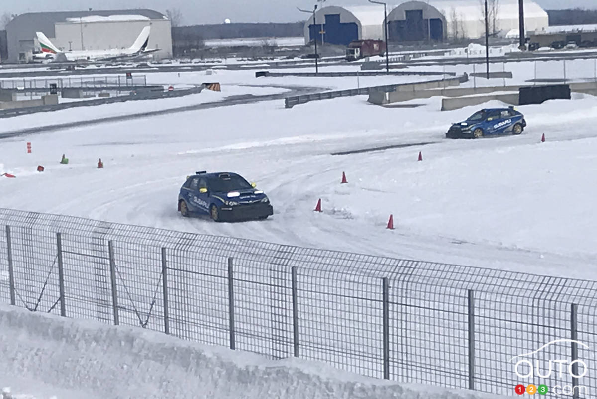 Les Subaru de l’école de pilotage sur glace en action avec leurs pneus General Tire cloutés.