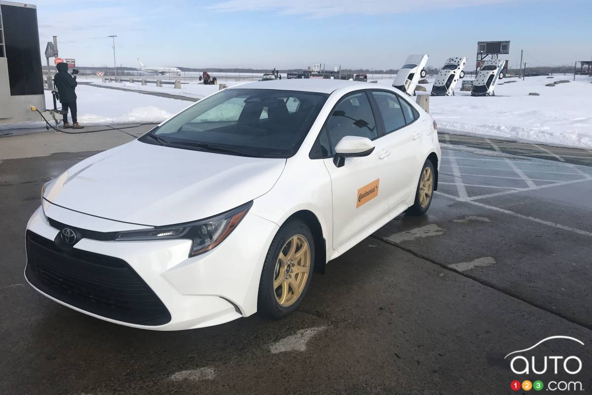 Pour l’évaluation sur pavé mouillé, les instructeurs de Continental avaient choisi des Toyota Corolla à traction intégrale.