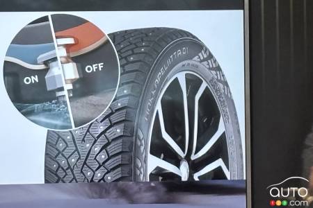 La bande supérieure réagit au froid, gonfle et pousse sur la structure rigide pour faire sortir les crampons.