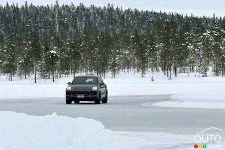 C’est au volant de ce Porsche Cayenne que les participants ont testé les Hakka 01 sur la glace.