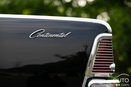 1965 Lincoln Continental, logo
