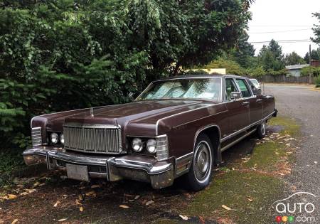 1975 Lincoln Town Car Continental, three-quarters front