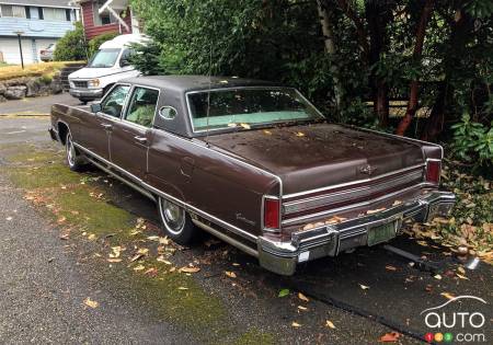 1975 Lincoln Town Car Continental, three-quarters rear