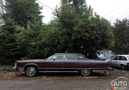 1975 Lincoln Town Car Continental, profile view