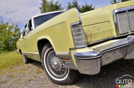 Lincoln Town Car Continental 1975, roue avant