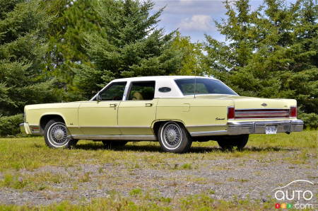 1975 Lincoln Town Car Continental, three-quarters rear