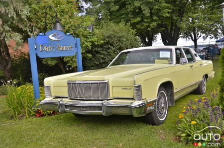 Lincoln Town Car Continental 1975, trois quarts avant