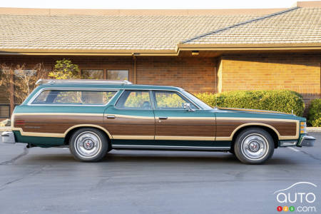 Ford Country Squire 1978, de profil