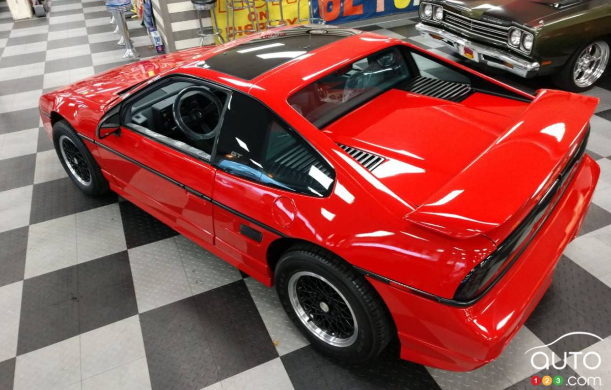 Pontiac Fiero 1988, de haut