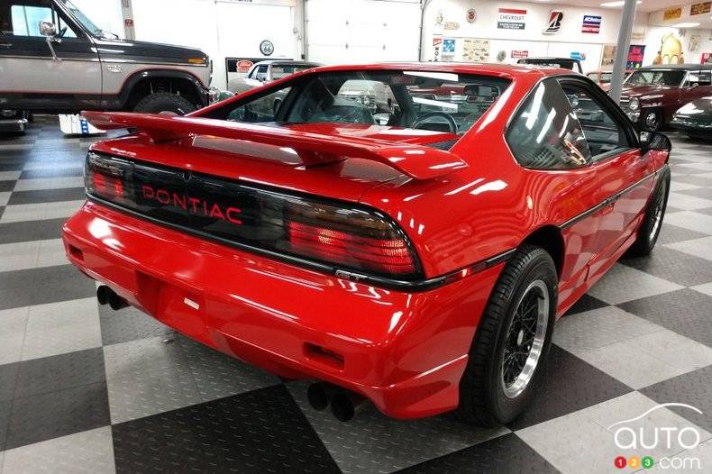 Pontiac Fiero 1988, arrière