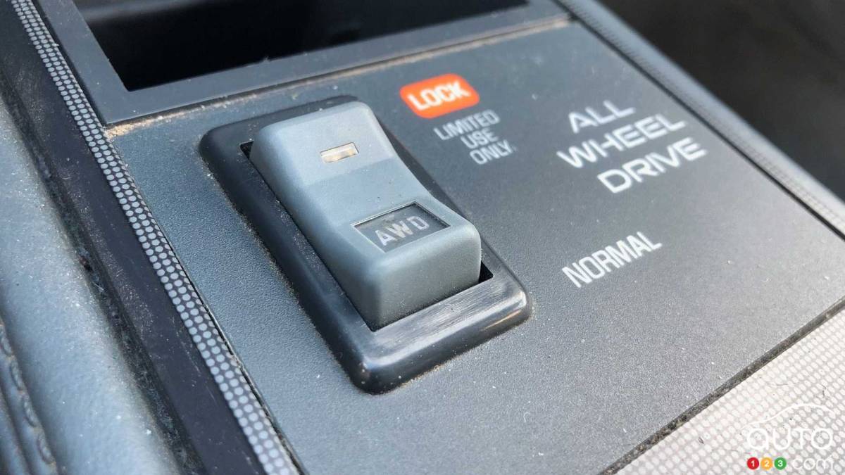 La Pontiac 6000 1990, bouton pour le système à traction intégrale