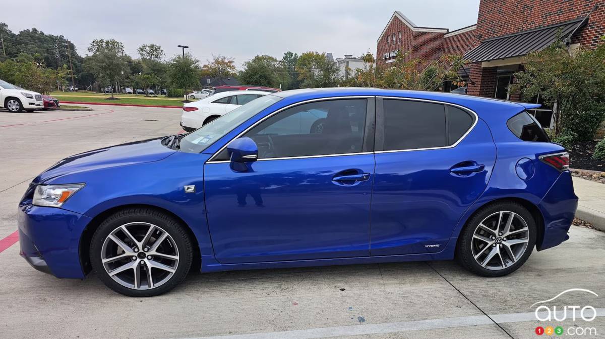 La Lexus CT 200h 2014, de profil
