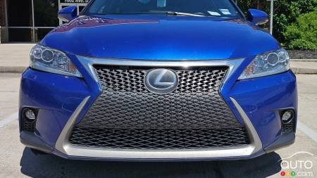 The 2014 Lexus CT 200h, front grille
