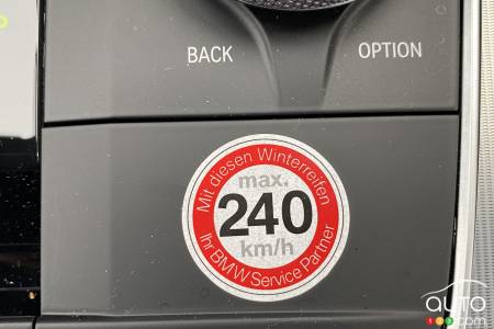BMW 330e Touring 2022, avertissement de limite de vitesse !