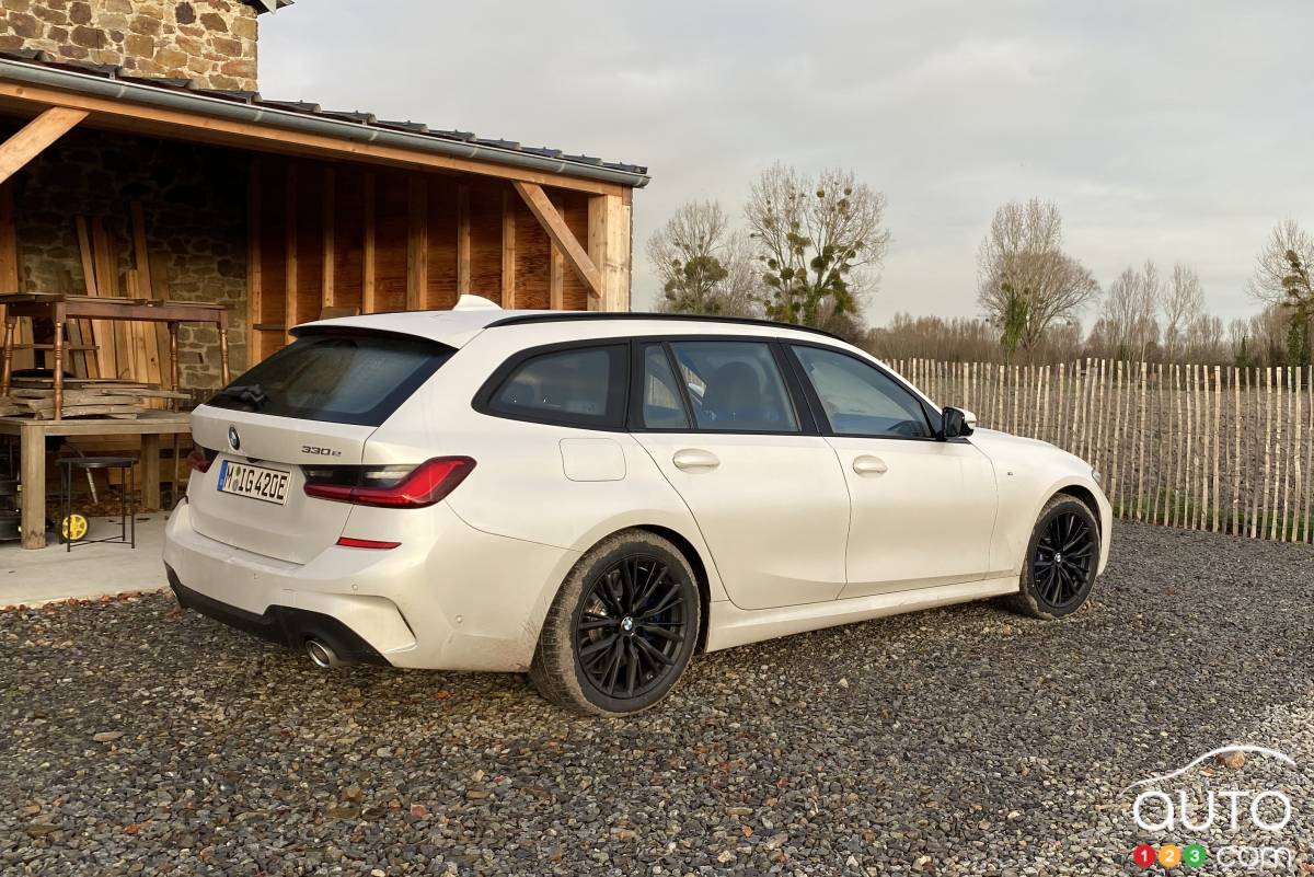 BMW 330e Touring 2022, trois quarts arrière