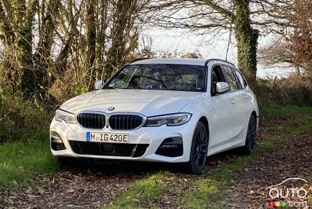 2022 BMW 330e, front