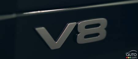 The 2022 Land Rover Defender V8, logo