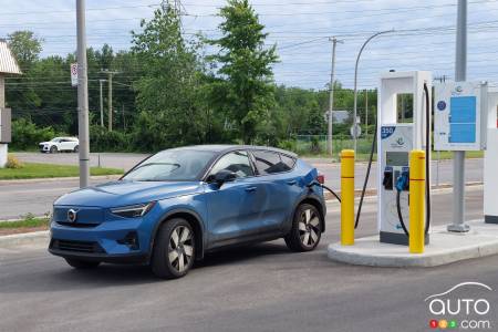 2022 Volvo C40 Recharge, at the charging station