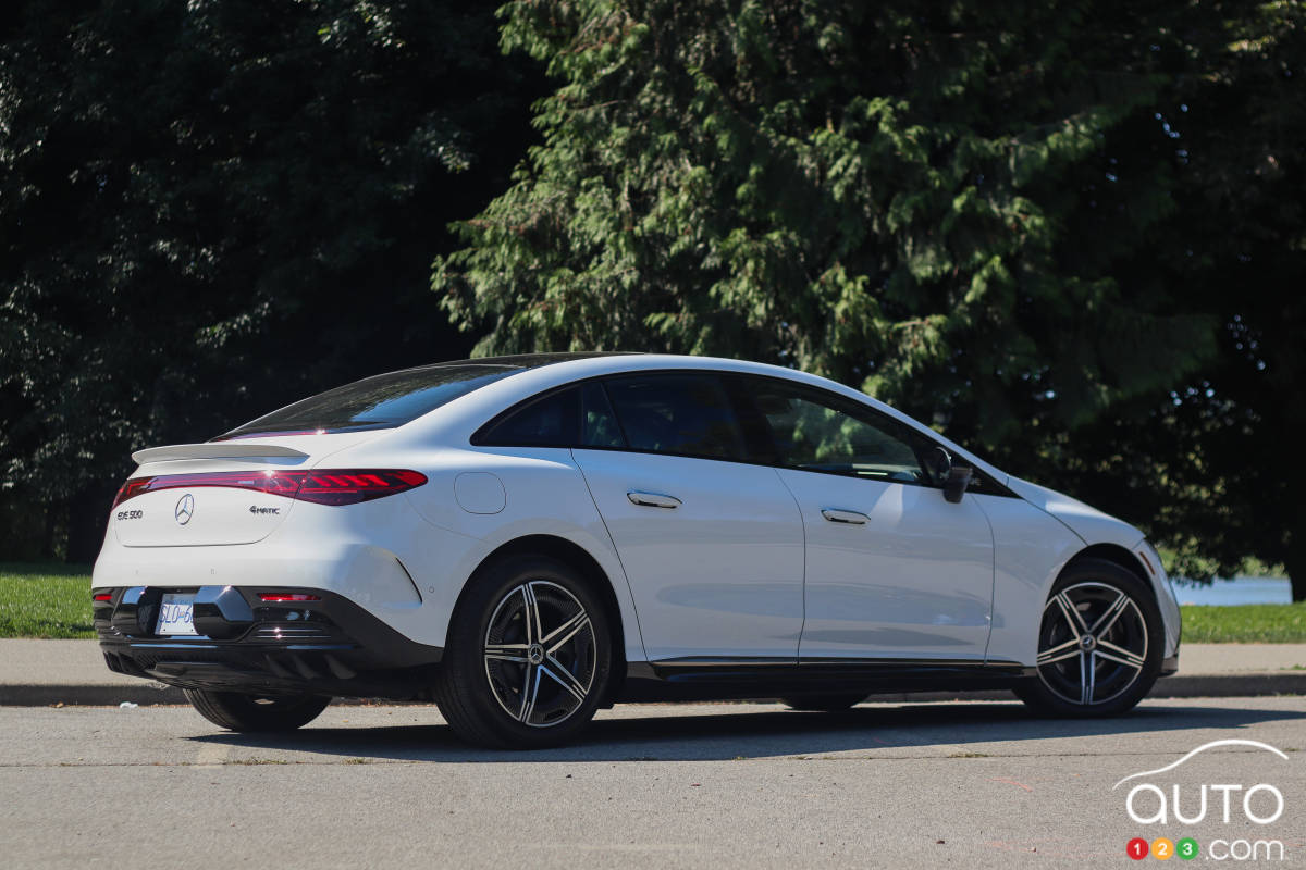 La Mercedes-Benz EQE, trois quarts arrière