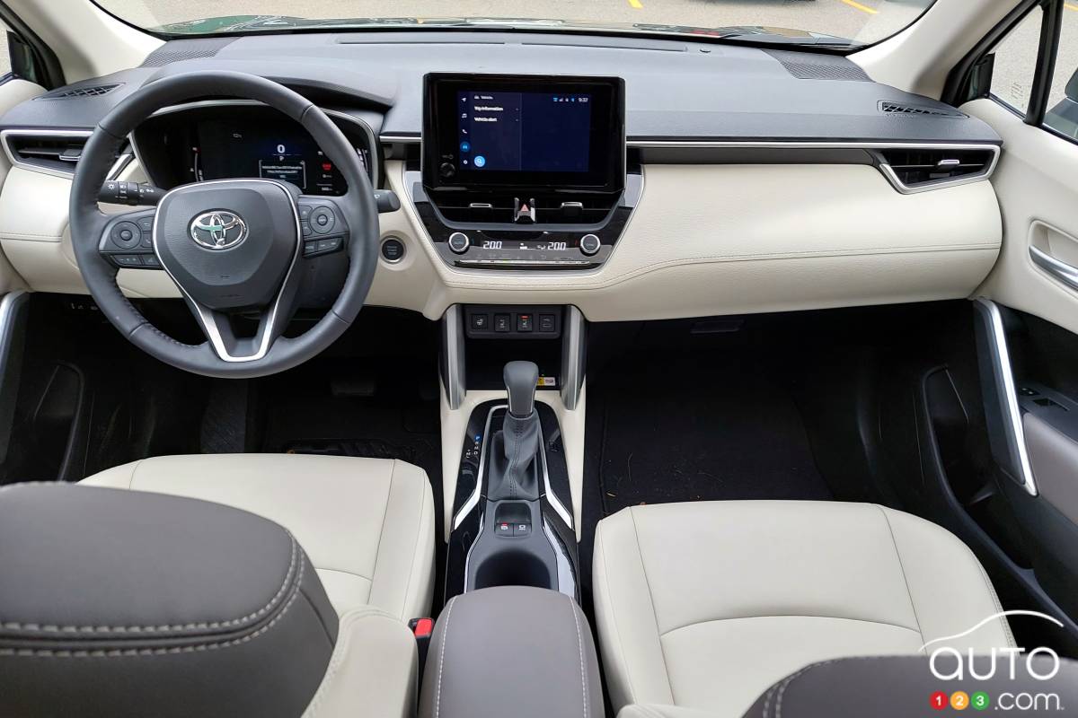 L'intérieur du Toyota Corolla Cross XLE 2023