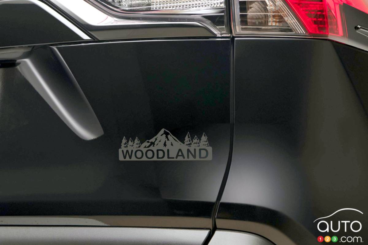 Toyota RAV4 hybride Woodland 2023, écusson Woodland