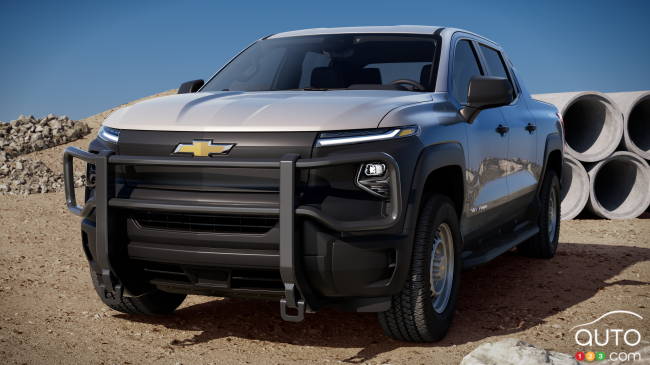 GM réduit de 50 000 unités ses objectifs de production de VÉ pour 2024 2024-Silverado-EV-WT-048