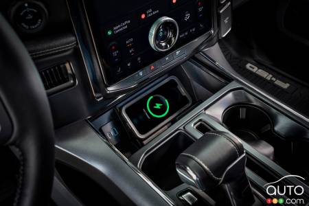 2024 Ford F-150 Lightning Flash, lower console
