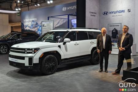 At the 2024 Montreal Auto Show, Yvan Cournoyer is on hand for the presentation of the 2024 Hyundai Santa Fe NHL Edition