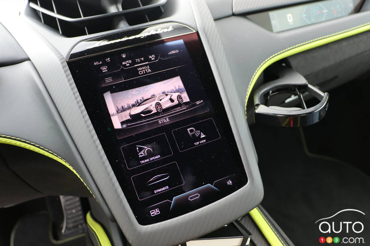 Lamborghini Revuelto 2024, console centrale