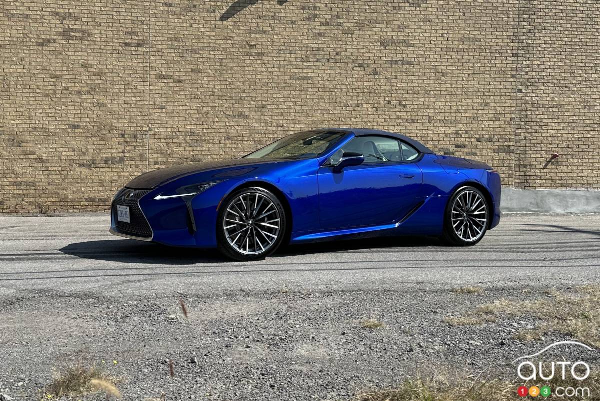 Lexus LC 500 2024, de profil