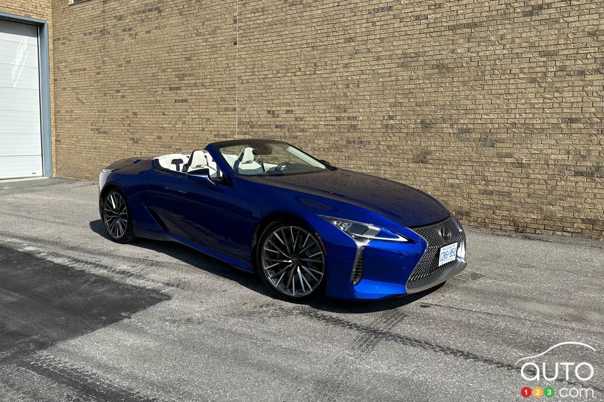 Lexus LC 500 2024, à toit ouvert