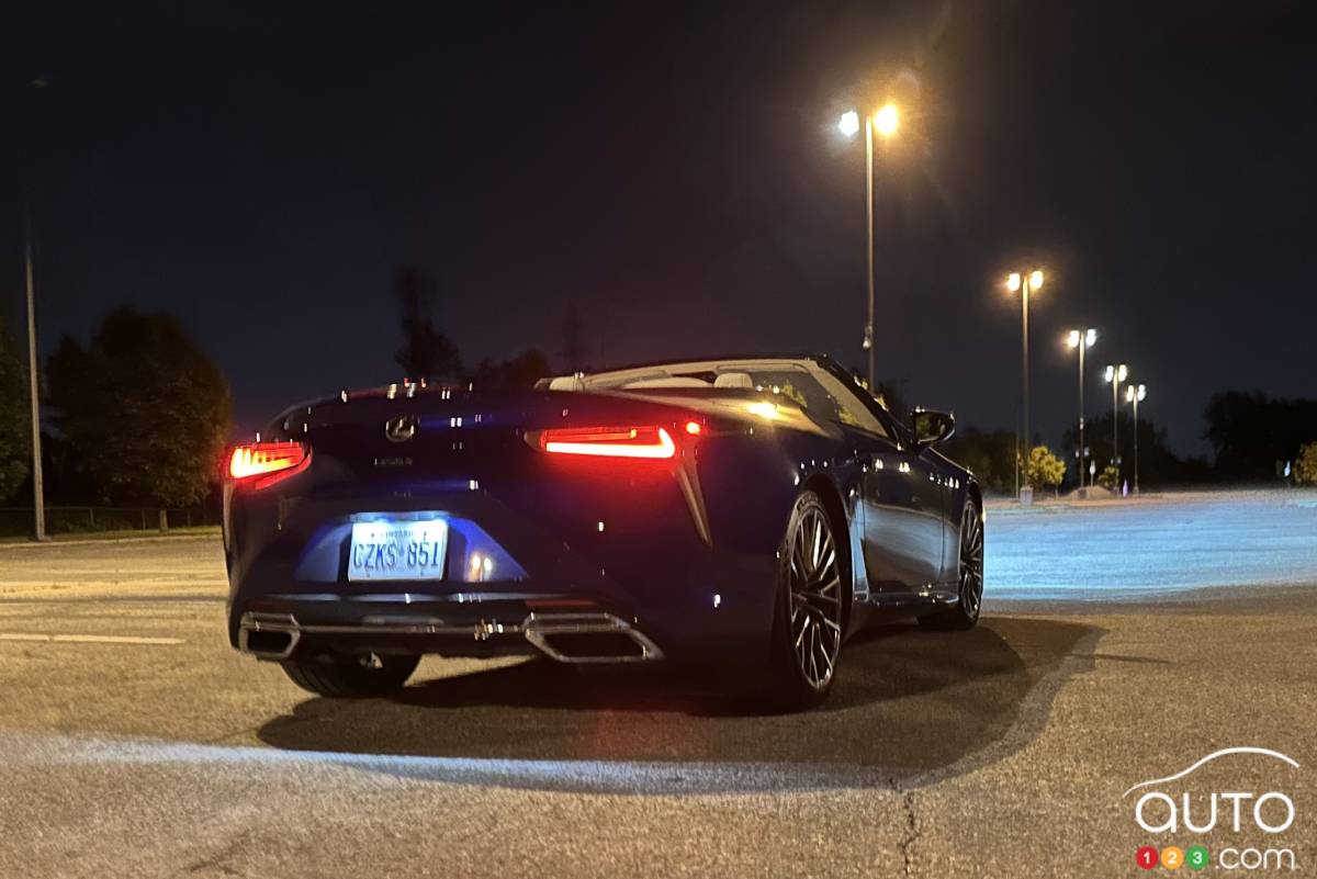 Lexus LC 500 2024, feux la nuit